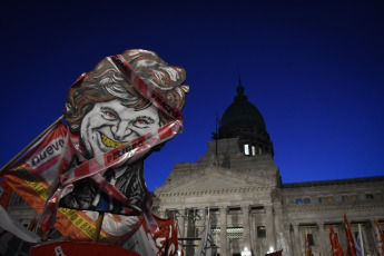 Buenos Aires, Argentina.- En las fotos tomadas el 28 de septiembre del 2023, miles de mujeres, diversidades, activistas independientes y organizaciones marcharon desde Plaza de Mayo hasta el Congreso en defensa del "aborto seguro y gratuito, por la ESI y por vidas dignas", "contra las derechas, el ajuste y el Fondo Monetario Internacional (FMI)", bajo el grito "la libertad es nuestra".