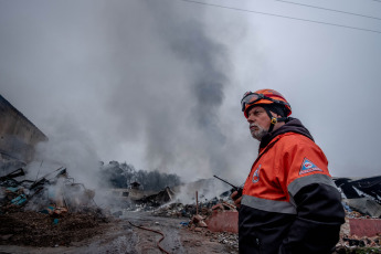 Mar del Plata, Argentina.- In the photos taken on September 21, 2023, firefighters and Civil Defense personnel continue working after a fire affected a plastics factory this Wednesday (20) in the city of Mar del Plata, where eight Firefighters fought the fire without any casualties. The reasons are trying to establish themselves in that place.