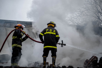Mar del Plata, Argentina.- In the photos taken on September 21, 2023, firefighters and Civil Defense personnel continue working after a fire affected a plastics factory this Wednesday (20) in the city of Mar del Plata, where eight Firefighters fought the fire without any casualties. The reasons are trying to establish themselves in that place.