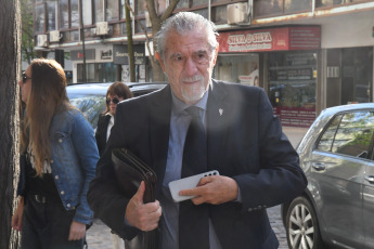 Buenos Aires, Argentina.- In the photos taken on October 2, 2023, family and friends arrive at the door of the San Isidro courts during the trial for the death of Federico Storani's (photo) son, Manuel Storani, and his mother, María. de los Ángeles Bruzzone, as well as a third person, for a boat collision that occurred seven years ago on the Luján River, in the Buenos Aires district of Tigre. The radical leader Storani asked that "Justice punish in an exemplary manner those who act with lack of knowledge and contempt for life."