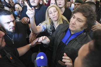 Buenos Aires.- With an atmosphere more typical of a soccer match or a rock concert than the act of voting, the presidential candidate of La Libertad Avanza, the far-right Javier Milei, cast his vote amidst shouting and displays of affection of a multitude of followers.