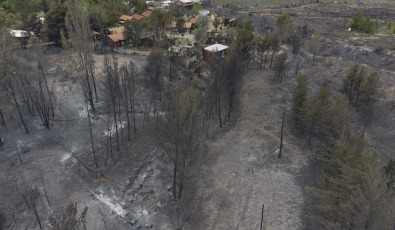 Mendoza, Argentina. En las fotos tomadas el 30 de octubre del 2023, muestra las zonas afectadas por un incendio en Luján de Cuyo provocado por el viento Zonda. Aunque algunos focos aún siguen activos, unas 82 personas tuvieron que ser evacuadas a un polideportivo de esa ciudad mendocina, se informó oficialmente. Según fuentes oficiales, se estima que el fuego afectó una extensión de más de 4.000 hectáreas en toda la provincia.