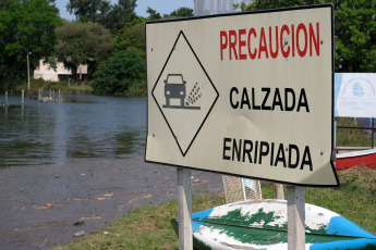 Corrientes, Argentina.- In the photos taken on November 8, 2023, Corrientes registers more than a thousand evacuees and a large number of self-evacuated families in riverside towns due to the rising of the Paraná and Uruguay rivers, reported the Defense Directorate of Civil Defense of the province, although they announced that the start of the downspout is expected, which would begin in 48 or 72 hours. The head of Civil Defense Operations, Orlando Bertoni, confirmed that those affected would exceed 1,200 people, including evacuees and self-evacuees.