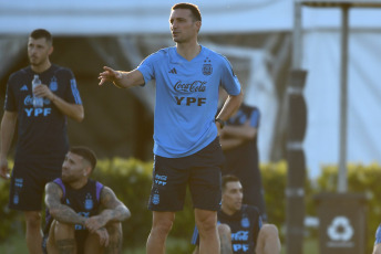 Buenos Aires, Argentina.- En las fotos tomadas el 14 de noviembre del 2023, la Selección Argentina, encabezada por Lionel Messi, durante una sesión de entrenamiento en Ezeiza, prepara la última doble fecha de Eliminatorias Sudamericanas del año, en la que enfrentará a Uruguay y Brasil. La Albiceleste, recibirá a la Celeste este jueves (16) en La Bombonera y visitará a Brasil el próximo martes en el Maracaná.