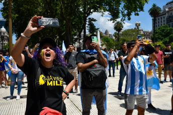 Buenos Aires - Photo taken on December 10, 2023, supporters of La Libertad Avanza arrive at Avenida de Mayo.
