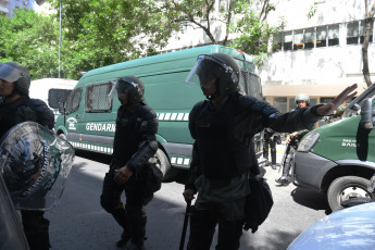 Buenos Aires, Argentina.- In the photos taken on December 27, 2023, members of the Argentine Armed Forces are deployed within the framework of the demonstration called by the labor union together with other unions and social organizations in front of the Courts to reject the Decree of Necessity and Urgency (DNU), promulgated by the Executive Branch to deregulate economic activity.