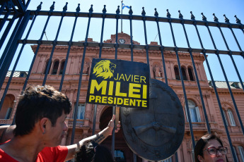 Buenos Aires - Photo taken on December 10, 2023, supporters of La Libertad Avanza arrive at Avenida de Mayo.