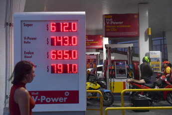 Buenos Aires, Argentina.- En las fotos tomadas el 15 de diciembre del 2023, muestra una estación de servicio de la petrolera Shell, la marca gerenciada por Raizen en la Argentina, que aumentó un 37% promedio el precio de sus combustibles en las más de 600 estaciones que opera en el país, lo que anticipa un movimiento en los surtidores de todas las demás empresas del segmento minorista.