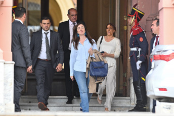 Buenos Aires, Argentina.- En las fotos tomadas el 14 de diciembre del 2023, la Vicepresidente Victoria Villaruel (centro), tras la reunión de gabinete encabezada por el presidente Javier Milei en la Casa de Gobierno, la cuarta que preside desde que asumió el domingo. Mientras el ministro de Economía, Luis Caputo, anunció el paquete de medidas económicas y dio definiciones sobre Ganancias, jubilaciones, inflación, FMI y tarifas.