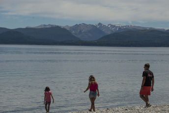 Bariloche, Argentina.- In the photos taken on January 26, 2024, people enjoy the beaches of Bariloche in the midst of the heat wave that is passing through the region. With 36.4°C, Bariloche surpassed the absolute record marks for extreme temperatures. The destination remains at a yellow alert level, especially for children and adults over 65 years of age.