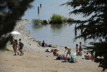 Bariloche, Argentina.- In the photos taken on January 26, 2024, people enjoy the beaches of Bariloche in the midst of the heat wave that is passing through the region. With 36.4°C, Bariloche surpassed the absolute record marks for extreme temperatures. The destination remains at a yellow alert level, especially for children and adults over 65 years of age.