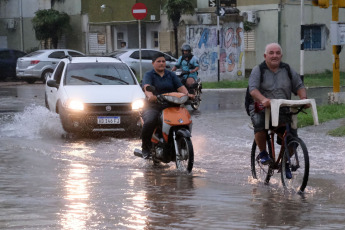 Corrientes.- En la foto tomada el 15 de enero de 2024, las calles inundadas de Corrientes. El Gobierno de la provincia aseguró que son 15.000 las personas afectadas por el temporal de lluvia que desencadenó en los últimos días desbordes de cauces e inundaciones en el centro sur de la provincia y dijo que la cifra de evacuados alcanza las 328 personas en siete localidades.