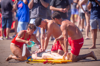 Mar del Plata.- En la foto tomada el 9 de enero de 2024, guardavidas, efectivos de Prefectura Naval Argentina (PNA) y de la policía bonaerense, personal de Defensa Civil y del Sistema de Atención Médica de Emergencias (SAME) de Mar del Plata desplegaron hoy un simulacro de rescate en el mar frente a la playa, en el que intervinieron embarcaciones, motos de agua, ambulancias y un helicóptero.