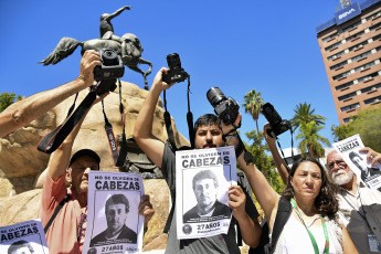 Mendoza, Argentina.- En las fotos tomadas el 25 de enero del 2024, familiares, colegas y organizaciones sociales realizan homenajes en todo el país para recordar al reportero gráfico José Luis Cabezas, al cumplirse 27 años de su muerte. Cabezas, fue hallado asesinado el 25 de enero de 1997, era reportero gráfico de la Revista Noticias desde el año 1989. El 2 de febrero del año 2000 fueron condenados a prisión perpetua los cuatro integrantes de la banda "Los Horneros", Horacio Braga, José Auge, Sergio Gonzales y Héctor Retana. Además de Gregorio Ríos, jefe de Seguridad de Yabrán, y los policías Sergio Camaratta, Aníbal Luna y Gustavo Prellezo.