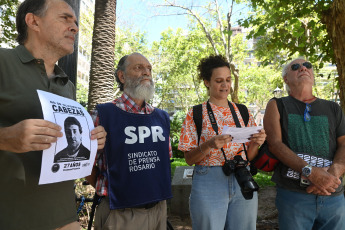 Rosario, Argentina.- En las fotos tomadas el 25 de enero del 2024, familiares, colegas y organizaciones sociales realizan homenajes en todo el país para recordar al reportero gráfico José Luis Cabezas, al cumplirse 27 años de su muerte. Cabezas, fue hallado asesinado el 25 de enero de 1997, era reportero gráfico de la Revista Noticias desde el año 1989. El 2 de febrero del año 2000 fueron condenados a prisión perpetua los cuatro integrantes de la banda "Los Horneros", Horacio Braga, José Auge, Sergio Gonzales y Héctor Retana. Además de Gregorio Ríos, jefe de Seguridad de Yabrán, y los policías Sergio Camaratta, Aníbal Luna y Gustavo Prellezo.