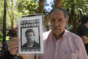 Rosario, Argentina.- En las fotos tomadas el 25 de enero del 2024, familiares, colegas y organizaciones sociales realizan homenajes en todo el país para recordar al reportero gráfico José Luis Cabezas, al cumplirse 27 años de su muerte. Cabezas, fue hallado asesinado el 25 de enero de 1997, era reportero gráfico de la Revista Noticias desde el año 1989. El 2 de febrero del año 2000 fueron condenados a prisión perpetua los cuatro integrantes de la banda "Los Horneros", Horacio Braga, José Auge, Sergio Gonzales y Héctor Retana. Además de Gregorio Ríos, jefe de Seguridad de Yabrán, y los policías Sergio Camaratta, Aníbal Luna y Gustavo Prellezo.