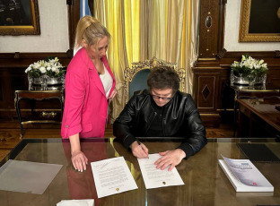 Buenos Aires.- En la foto tomada el 11 de enero de 2024, el Presidente Javier Milei le envía una carta al papa Francisco invitándolo a visitar la República Argentina. El Presidente Javier Milei le envió una carta al Papa Francisco para que visite la Argentina durante su mandato frente a los rumores que adelantaban que su Santidad podía regresar al país en 2024 y también ante las fuertes críticas que le había realizado durante la campaña.