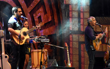 Córdoba, Argentina.- En la foto de archivo, Peteco Carabajal. El Festival Nacional de Folclore de Cosquín, una de las celebraciones más emblemáticas de la música tradicional argentina, llega a su 64° edición y promete nuevamente cautivar a los amantes del folklore. Del 20 al 28 de enero de 2024, la plaza Próspero Molina de la ciudad cordobesa se convertirá en el epicentro de la música, la danza y la cultura del país. La anticipación ha crecido con la presentación de la grilla de artistas, que se dio a conocer en la peña Boliche Balderrama, en la ciudad de Salta. Entre los principales animadores se encuentran figuras de renombre como Abel Pintos, Los Nocheros, Sergio Galleguillo, Los Tekis, Chaqueño Palavecino, Diego Torres, Los Palmeras, La Delio Valdez y Soledad.