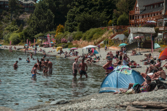 Bariloche, Argentina.- In the photos taken on January 26, 2024, people enjoy the beaches of Bariloche in the midst of the heat wave that is passing through the region. With 36.4°C, Bariloche surpassed the absolute record marks for extreme temperatures. The destination remains at a yellow alert level, especially for children and adults over 65 years of age.