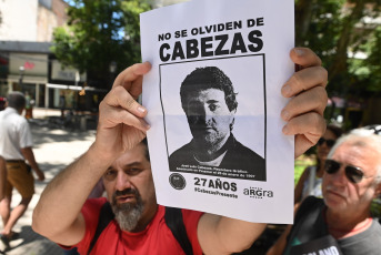 Rosario, Argentina.- En las fotos tomadas el 25 de enero del 2024, familiares, colegas y organizaciones sociales realizan homenajes en todo el país para recordar al reportero gráfico José Luis Cabezas, al cumplirse 27 años de su muerte. Cabezas, fue hallado asesinado el 25 de enero de 1997, era reportero gráfico de la Revista Noticias desde el año 1989. El 2 de febrero del año 2000 fueron condenados a prisión perpetua los cuatro integrantes de la banda "Los Horneros", Horacio Braga, José Auge, Sergio Gonzales y Héctor Retana. Además de Gregorio Ríos, jefe de Seguridad de Yabrán, y los policías Sergio Camaratta, Aníbal Luna y Gustavo Prellezo.