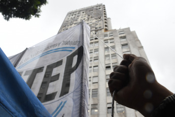 Buenos Aires, Argentina.- En la foto tomada el 16 de enero de 2024, la Unión de Trabajadores y Trabajadoras de la Economía Popular (UTEP) y el Movimiento Evita convocaron para hoy a una "jornada de asamblea y ollas populares" en todos los distritos del país, para "discutir y definir las reivindicaciones de cara al paro y movilización del próximo 24 de enero" convocado por la CGT.