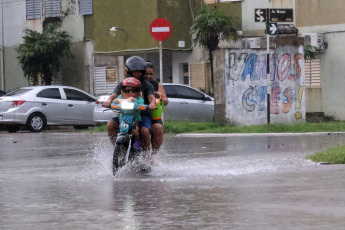 Corrientes.- En la foto tomada el 15 de enero de 2024, las calles inundadas de Corrientes. El Gobierno de la provincia aseguró que son 15.000 las personas afectadas por el temporal de lluvia que desencadenó en los últimos días desbordes de cauces e inundaciones en el centro sur de la provincia y dijo que la cifra de evacuados alcanza las 328 personas en siete localidades.