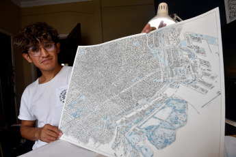 Buenos Aires, Argentina.- With more than 30 maps drawn freehand in Chinese ink using the isometric perspective technique, the artist and illustrator Abraham Gómez Reategui (photo) is viral on social networks thanks to the work he does, in which he combines his knowledge of cartography and architecture, capturing on paper the maps of the most important cities in Argentina and others in the rest of the world.