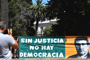 La Plata, Argentina.- En las fotos tomadas el 25 de enero del 2024, familiares, colegas y organizaciones sociales realizan homenajes en todo el país para recordar al reportero gráfico José Luis Cabezas, al cumplirse 27 años de su muerte. Cabezas, fue hallado asesinado el 25 de enero de 1997, era reportero gráfico de la Revista Noticias desde el año 1989. El 2 de febrero del año 2000 fueron condenados a prisión perpetua los cuatro integrantes de la banda "Los Horneros", Horacio Braga, José Auge, Sergio Gonzales y Héctor Retana. Además de Gregorio Ríos, jefe de Seguridad de Yabrán, y los policías Sergio Camaratta, Aníbal Luna y Gustavo Prellezo.