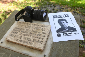Rosario, Argentina.- En las fotos tomadas el 25 de enero del 2024, familiares, colegas y organizaciones sociales realizan homenajes en todo el país para recordar al reportero gráfico José Luis Cabezas, al cumplirse 27 años de su muerte. Cabezas, fue hallado asesinado el 25 de enero de 1997, era reportero gráfico de la Revista Noticias desde el año 1989. El 2 de febrero del año 2000 fueron condenados a prisión perpetua los cuatro integrantes de la banda "Los Horneros", Horacio Braga, José Auge, Sergio Gonzales y Héctor Retana. Además de Gregorio Ríos, jefe de Seguridad de Yabrán, y los policías Sergio Camaratta, Aníbal Luna y Gustavo Prellezo.