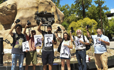Mendoza, Argentina.- En las fotos tomadas el 25 de enero del 2024, familiares, colegas y organizaciones sociales realizan homenajes en todo el país para recordar al reportero gráfico José Luis Cabezas, al cumplirse 27 años de su muerte. Cabezas, fue hallado asesinado el 25 de enero de 1997, era reportero gráfico de la Revista Noticias desde el año 1989. El 2 de febrero del año 2000 fueron condenados a prisión perpetua los cuatro integrantes de la banda "Los Horneros", Horacio Braga, José Auge, Sergio Gonzales y Héctor Retana. Además de Gregorio Ríos, jefe de Seguridad de Yabrán, y los policías Sergio Camaratta, Aníbal Luna y Gustavo Prellezo.