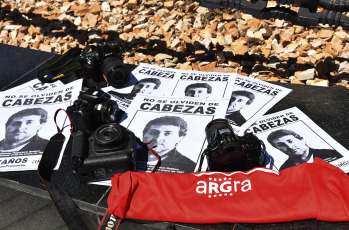 Mendoza, Argentina.- En las fotos tomadas el 25 de enero del 2024, familiares, colegas y organizaciones sociales realizan homenajes en todo el país para recordar al reportero gráfico José Luis Cabezas, al cumplirse 27 años de su muerte. Cabezas, fue hallado asesinado el 25 de enero de 1997, era reportero gráfico de la Revista Noticias desde el año 1989. El 2 de febrero del año 2000 fueron condenados a prisión perpetua los cuatro integrantes de la banda "Los Horneros", Horacio Braga, José Auge, Sergio Gonzales y Héctor Retana. Además de Gregorio Ríos, jefe de Seguridad de Yabrán, y los policías Sergio Camaratta, Aníbal Luna y Gustavo Prellezo.