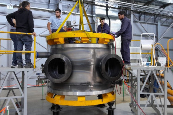 Bariloche, Argentina.- In the photos taken on February 23, 2024, the Rio Negro company Invap concluded the construction of a reflector tank at the Bariloche Atomic Center that will be installed in the RA-10 multipurpose reactor, in Ezeiza, and finished, as follows: , with the most complex component of the reactor and at the same time critical so that all its applications can be developed, as reported.
