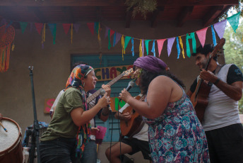 La Rioja, Argentina.- En las fotos tomadas el 12 de febrero del 2024, las personas disfrutan de los carnavales alrededor del país. Las tradiciones, la música y el baile atraen a turistas en muchas ciudades de Argentina, como un evento trascendental en el calendario turístico anual, especial para un fin de semana largo que incluye lunes y martes.