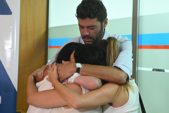 Rosario, Argentina.- En las fotos tomadas el 9 de febrero del 2024, los cuatro acusados por el crimen del ex concejal de Rosario y pastor evangélico Eduardo Trasante, ocurrido el 14 de julio de 2020 en su casa de la zona oeste de la ciudad, fueron condenados a prisión perpetua este viernes. Se trata del jefe narco, Julio Rodríguez Granthon –que está alojado en el penal federal de Marcos Paz–, Alejo “Patón” Leiva, Facundo Sebastián López y Brian Nahuel “Buba” Álvarez.