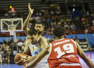Mar del Plata, Argentina.- En las fotos tomadas el 22 de febrero del 2024, el seleccionado argentino de básquetbol jugó contra Chile, en el Grupo A, en la Eliminatoria de la Americup 2025 de Nicaragua. Argentina superó a Chile 90 a 78 por la primera ventana clasificatoria de cara a la AmeriCup 2025. Nicolás Brussino fue el goleador del equipo con 19 puntos.