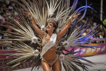 Gualeguaychú, Argentina.- The photos taken on February 1, 2024 show the new edition of the Gualeguaychú carnival, which began on January 6 and runs until February 24. Four troupes walked the 500 meters of open-air walkway along the old train station, now converted into the Jose Luis Gestro corsódromo, and competed for the award for best of the year.