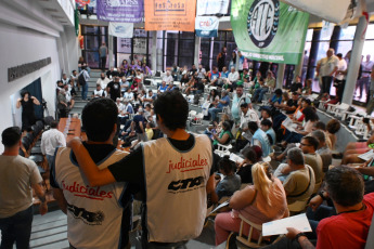 Buenos Aires, Argentina.- En las fotos tomadas el 15 de febrero del 2024, el Frente de Sindicatos Estatales (FSE), que representa a una veintena de organizaciones gremiales, realizó su primer plenario desde su nueva conformación, para analizar la situación laboral y salarial de las empresas del sector, y anunció una "jornada nacional de lucha", que se traducirá en un par de actividades, para la "última semana de febrero", informaron fuentes gremiales.