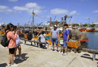 Mar del Plata, Argentina.- En las fotos tomadas el 13 de febrero del 2024, visitantes y turistas se despiden del fin de semana largo de Carnaval en Mar del Plata. El fin de semana largo de Carnaval registró uno de los índices de ocupación hotelera más altos de la temporada, con un lleno prácticamente total en destinos tradicionales de Carnaval -Jujuy, Entre Ríos y Corrientes- y niveles superiores al 90% para Mar del Plata y Villa Gesell, las dos ciudades con más plazas de alojamiento de toda la costa bonaerense.