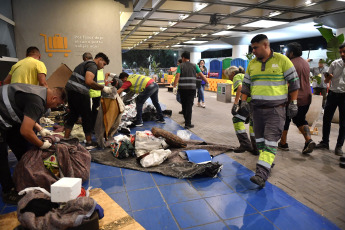 Buenos Aires, Argentina.- In the photos taken on February 4, 2024, a total of 19 homeless people who were sleeping in the Jorge Newbery Airport were evicted this weekend in an operation ordered by national organizations that operate in the air station and the Ministry of Human Development and Habitat of Buenos Aires, it was officially reported.