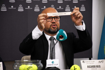 Rosario, Argentina.- The photos taken on February 2, 2024 show the draw carried out to define the players of the Davis Cup tennis series in Rosario (province of Santa Fe). Francisco Cerúndolo, the best Argentine tennis player today, will face Dmitry Popko (338°) in the opening of the Davis Cup series against Kazakhstan, which will take place this weekend at the Jockey Club of Rosario for the Qualifiers 2024 instance .