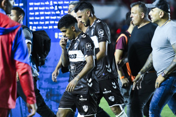 Buenos Aires, Argentina.- En las fotos tomadas el 26 de febrero del 2024, durante el partido entre Argentinos Juniors y Platense en un partido correspondiente a la fecha 7 de la Copa de la Liga en el estadio Diego Armando Maradona. Argentinos Juniors venció 3-1 a Platense, y lidera la Zona A de la Copa de la Liga Profesional.