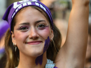 Buenos Aires, Argentina.- En la foto tomada el 8 de marzo de 2024, en conmemoración por el Día Internacional de la Mujer se realizaron una serie de marchas, actos y movilizaciones en distintas ciudades del país. La concentración principal fue en la plaza del Congreso.