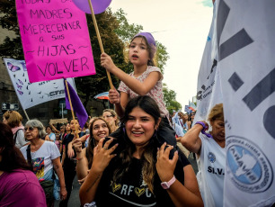 Buenos Aires, Argentina.- En la foto tomada el 8 de marzo de 2024, en conmemoración por el Día Internacional de la Mujer se realizaron una serie de marchas, actos y movilizaciones en distintas ciudades del país. La concentración principal fue en la plaza del Congreso.