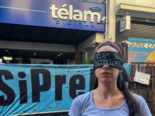 Buenos Aires, Argentina.- En la foto tomada el 9 de marzo de 2024, trabajadores de la agencia de noticias oficial Télam llevan a cabo un acampe desde el lunes pasado en la puerta de la sede. La policía valló el acceso a la sede principal e impide la entrada a los más de 700 trabajadores días después de que el presidente Javier Milei anunciase el cierre.