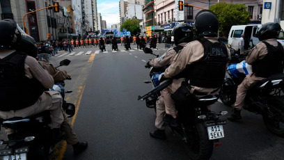 Buenos Aires, Argentina - Thousands of demonstrators from different social organisations demanded on Monday in Argentina that food be restored to public community kitchens, while in the capital Buenos Aires there were incidents with the police, who had to use gas and hydrant trucks.