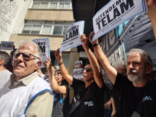 Buenos Aires, Argentina.- En la foto tomada el 9 de marzo de 2024, trabajadores de la agencia de noticias oficial Télam llevan a cabo un acampe desde el lunes pasado en la puerta de la sede. La policía valló el acceso a la sede principal e impide la entrada a los más de 700 trabajadores días después de que el presidente Javier Milei anunciase el cierre.