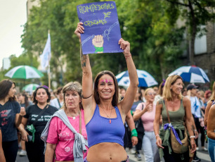 Buenos Aires, Argentina.- En la foto tomada el 8 de marzo de 2024, en conmemoración por el Día Internacional de la Mujer se realizaron una serie de marchas, actos y movilizaciones en distintas ciudades del país. La concentración principal fue en la plaza del Congreso.
