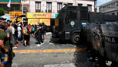 Buenos Aires, Argentina - Thousands of demonstrators from different social organisations demanded on Monday in Argentina that food be restored to public community kitchens, while in the capital Buenos Aires there were incidents with the police, who had to use gas and hydrant trucks.