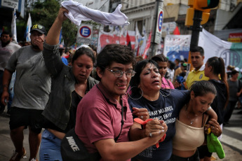 Buenos Aires, Argentina - Thousands of demonstrators from different social organisations demanded on Monday in Argentina that food be restored to public community kitchens, while in the capital Buenos Aires there were incidents with the police, who had to use gas and hydrant trucks.