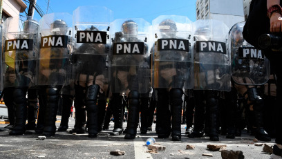 Buenos Aires, Argentina - Thousands of demonstrators from different social organisations demanded on Monday in Argentina that food be restored to public community kitchens, while in the capital Buenos Aires there were incidents with the police, who had to use gas and hydrant trucks.